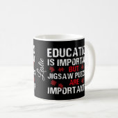 "... Rätsel sind wichtiger" typografische Zitat, Kaffeetasse (VorderseiteRechts)