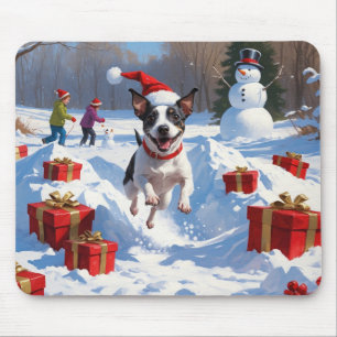 Ratt Terrier läuft im Schnee mit Weihnachtsmütze Mousepad