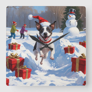 Ratt Terrier läuft im Schnee mit Weihnachtsmütze Quadratische Wanduhr