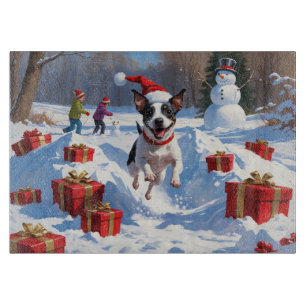 Ratt Terrier läuft im Schnee mit Weihnachtsmütze Schneidebrett