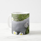 Ratty, die Gänseblümchen riechend Kaffeetasse (Vorderseite Links)