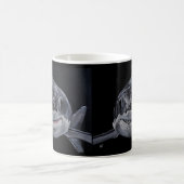 Raubfisch des Meeres Gemälde von Alfred Fox Kaffeetasse (Mittel)