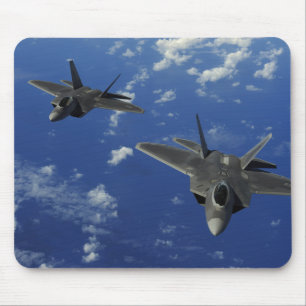 Raubvögel der US-Luftwaffe-F-22 im Flug nahe Guam Mousepad