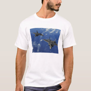 Raubvögel der US-Luftwaffe-F-22 im Flug nahe Guam T-Shirt