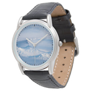 Rauch aus dem Vulkan Kliuchevskoi. Armbanduhr