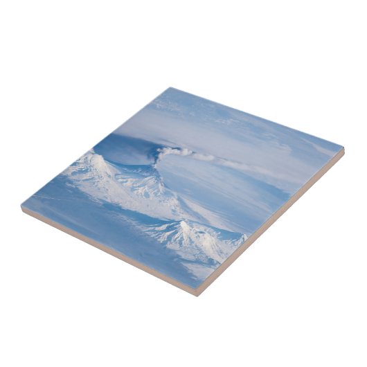 Rauch aus dem Vulkan Kliuchevskoi. Fliese (Seite)