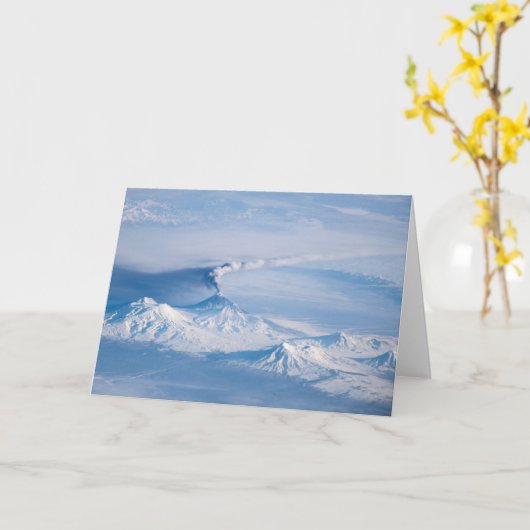 Rauch aus dem Vulkan Kliuchevskoi. Karte (Gelbe Blume)