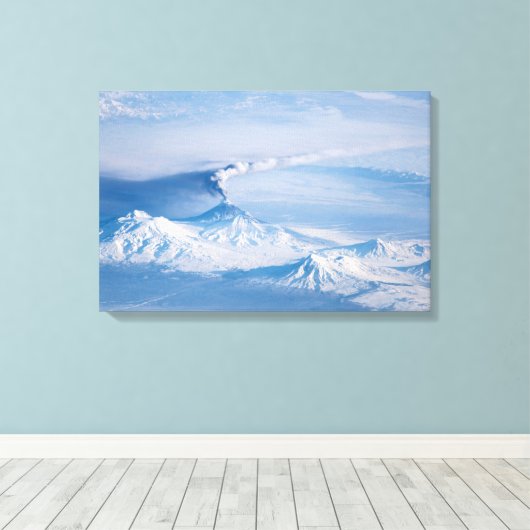 Rauch aus dem Vulkan Kliuchevskoi. Leinwanddruck (Insitu (Holzboden))