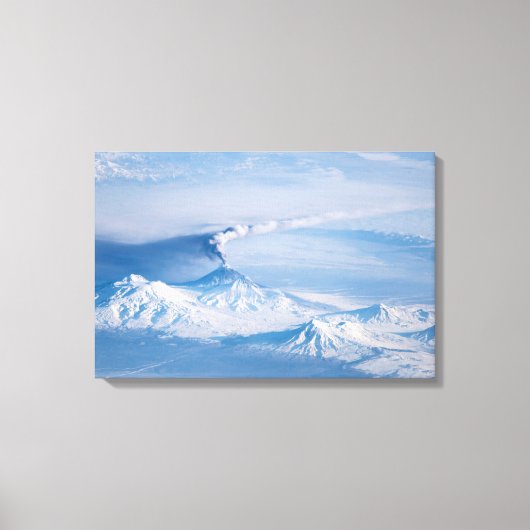 Rauch aus dem Vulkan Kliuchevskoi. Leinwanddruck (Vorderseite)