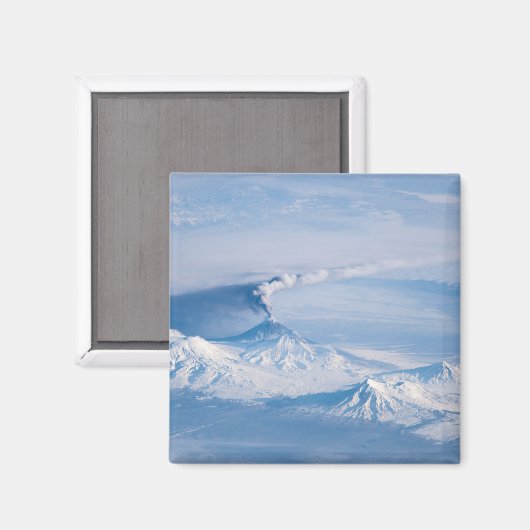 Rauch aus dem Vulkan Kliuchevskoi. Magnet (Vorderseite/Rückseite)
