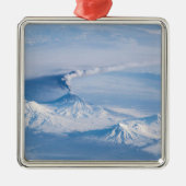 Rauch aus dem Vulkan Kliuchevskoi. Ornament Aus Metall (Vorne)