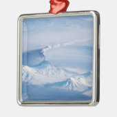 Rauch aus dem Vulkan Kliuchevskoi. Ornament Aus Metall (Links)