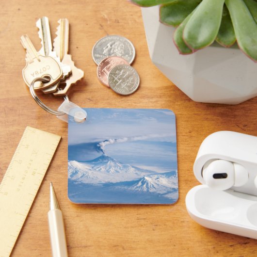 Rauch aus dem Vulkan Kliuchevskoi. Schlüsselanhänger (Schreibtisch)