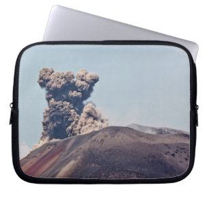 Rauch, der vom aktiven Vulkan Anak Krakatau entkom Laptopschutzhülle