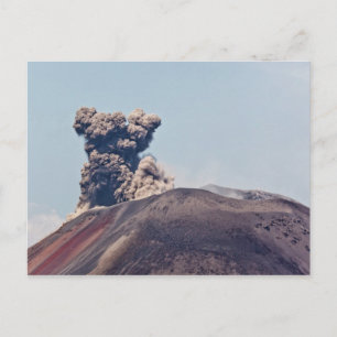 Rauch, der vom aktiven Vulkan Anak Krakatau entkom Postkarte