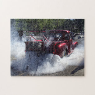 Rauchender roter Lieferwagen am Puzzle