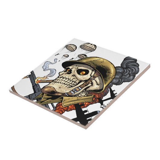 Rauchender Schädel mit Sturzhelm, Flugzeugen und Fliese (Seite)