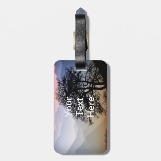 Rauchiger Gebirgssonnenuntergang von der blauen Gepäckanhänger (Rückseite vertikal)