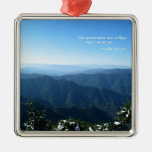 Rauchiges Mtns w/snow: Mtns rufen… John Muir an Silbernes Ornament