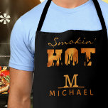 RAUCHWART Monogramm Name GRILLEN Smoker Schürze<br><div class="desc">Personalisierte GRILLEN Grill oder Raucher Schürze für den RAUCHIN' HOT Mann, den Sie kennen. Feuer und Flammen Typografie-Design mit Monogramm und Name auf einem bearbeitbaren schwarzen Hintergrund. Kontaktieren Sie den Designer über den Zazzle Chat oder makeitaboutyoustore@gmail.com , wenn Sie dieses Design modifizieren möchten, ein anderes Produkt erwerben möchten oder gerne...</div>