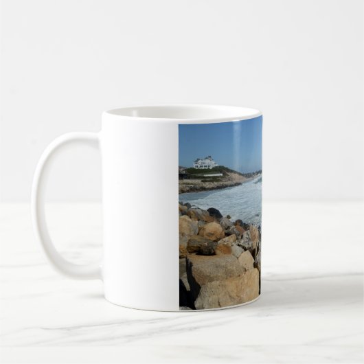 raue Küste auf der Insel Rhode Kaffeetasse (Links)