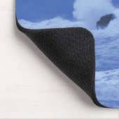 raue Meere, die gegen eine felsige Küste abstürzen Mousepad (Ecke)