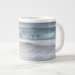 Rauhe Meereslandschaft mit Eis, Island Jumbo-Tasse