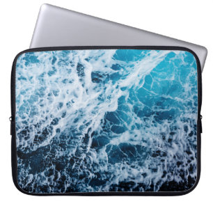 Rauhe See während eines Segelschiffs. Dramatisch u Laptopschutzhülle