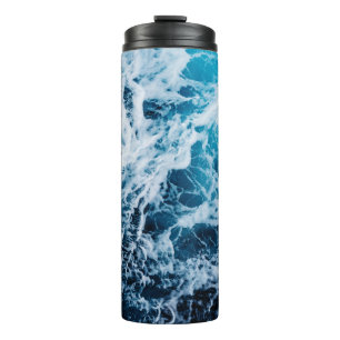 Rauhe See während eines Segelschiffs. Dramatisch u Thermosbecher