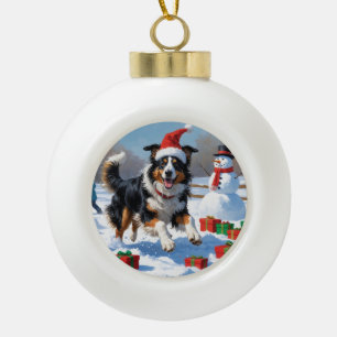 Rauhhaar Collie läuft im Schnee mit Weihnachtsmütz Keramik Kugel-Ornament
