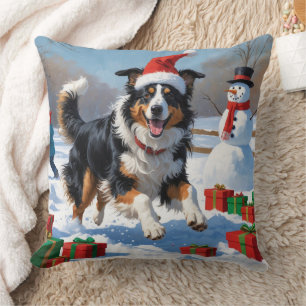 Rauhhaar Collie läuft im Schnee mit Weihnachtsmütz Kissen