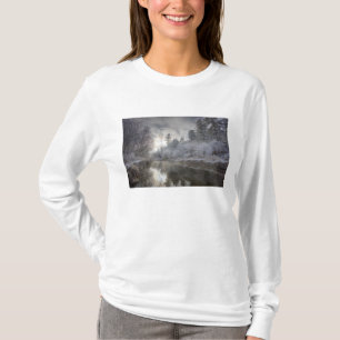 Rauhreif entlang eines Altwassers auf Kelly Island T-Shirt