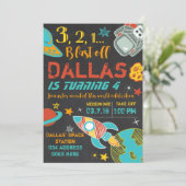 Raum-Geburtstagsrakete Einladung (Stehend Vorderseite)