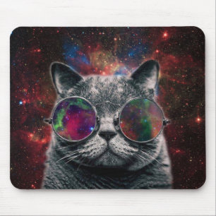 Raum-Katzen-tragende Schutzbrillen vor der Galaxie Mousepad