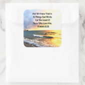 RÄUME 8:28 SCRIPTURE-FOTO QUADRATISCHER AUFKLEBER (Tasche)