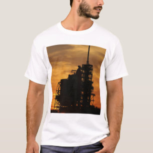 Raumfähre Atlantis auf der Abschussrampe T-Shirt