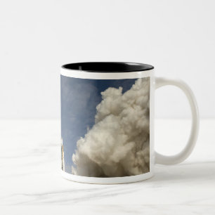 Raumfähre Atlantis hebt 20 weg Zweifarbige Tasse