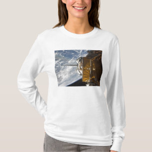 Raumfähre-Atlantis Nutzlastenbucht backdropped T-Shirt