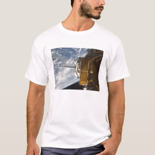 Raumfähre-Atlantis Nutzlastenbucht backdropped T-Shirt