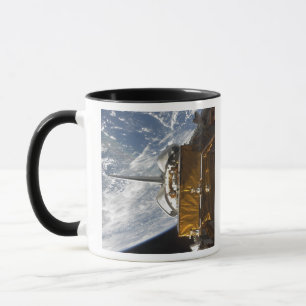Raumfähre-Atlantis Nutzlastenbucht backdropped Tasse