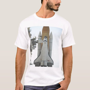 Raumfähre Atlantis sitzt auf der Abschussrampe T-Shirt