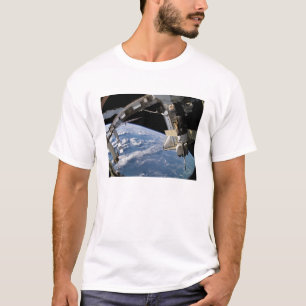 Raumfähre Atlantis und ein Soyuz Raumfahrzeug T-Shirt