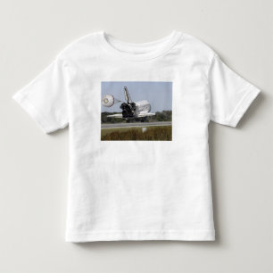 Raumfähre Atlantis unfurls seine Austragsrutsche Kleinkind T-shirt