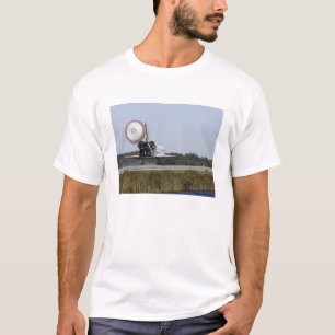 Raumfähre Atlantis unfurls seine Austragsrutsche  T-Shirt