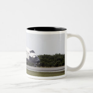 Raumfähre-Entdeckung auf der Rollbahn Zweifarbige Tasse