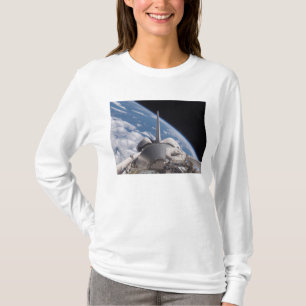 Raumfähre-Entdeckung backdropped durch Erde T-Shirt