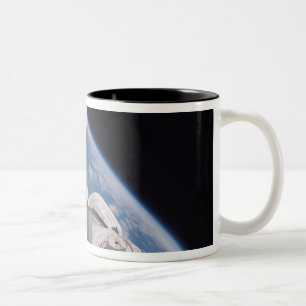 Raumfähre-Entdeckung backdropped durch Erde Zweifarbige Tasse