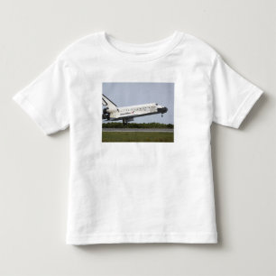 Raumfähre-Entdeckung nähert sich Landung 4 Kleinkind T-shirt