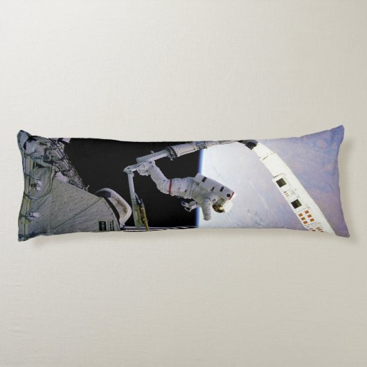 Raumfähre und Astronaut Seitenschläferkissen (Rückseite)