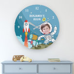 Raumfahrtaktivitäten Anzug für Foto Kids Room Große Wanduhr<br><div class="desc">Personalisieren Sie diese niedliche Wanduhr mit dem Namen und dem Foto Ihres Kindes,  um Ihre eigene individuelle Jungs-Zimmeruhr zu kreieren.</div>